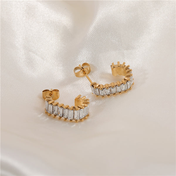 Victoria: Gold Pierced Earrings